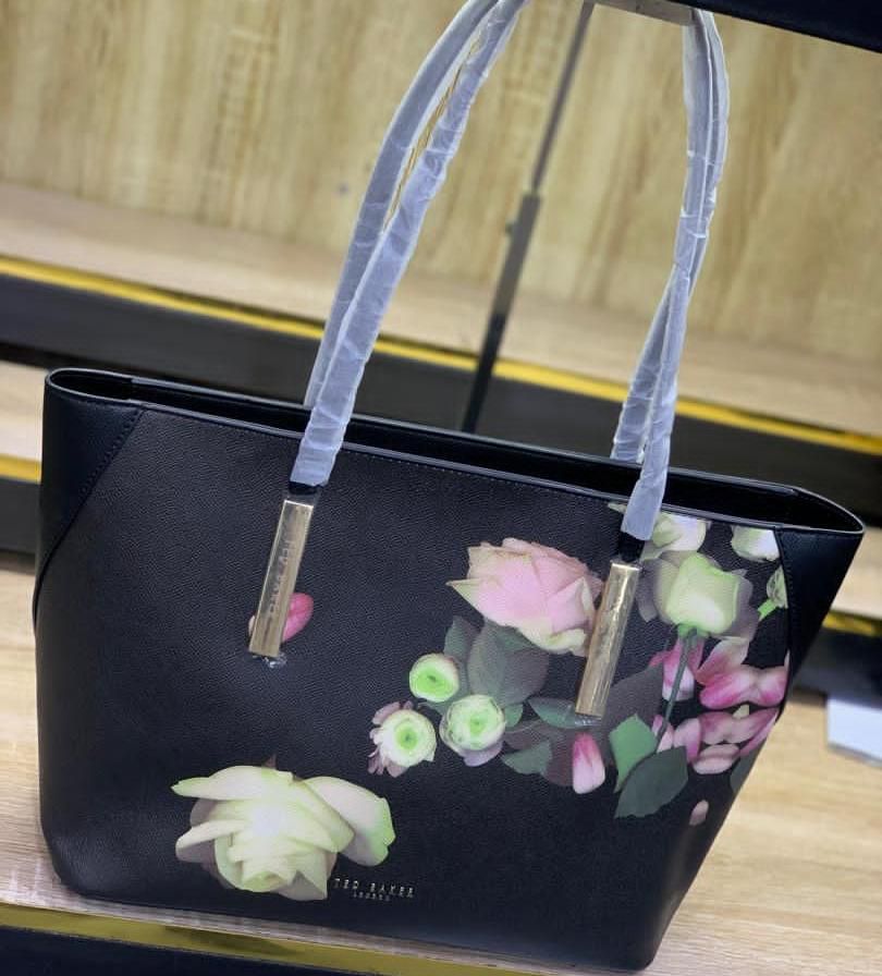 HANDBAG WITH FLOWER DESIGN