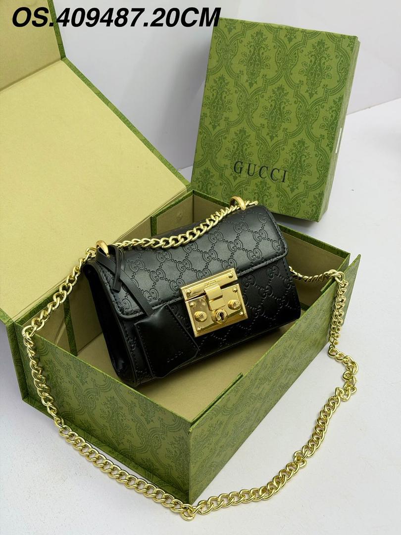 BLACK GUCCI DESIGNER HANDBAG WITH GOLD CHAIN